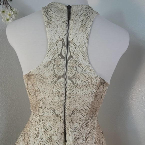 SILENCE + NOISE URBAN OUTFITTERS ROXY SNAKE PRINT SCUBA MINI A-LINE DRESS SZ: XS - Picture 3 of 12
